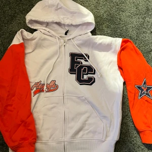 Zip hoodie  - Andvänd fåtal gånger men legat i min garderob ett tag därför väljer jag att sälja den.  Är M men passar som en S