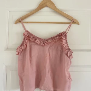 NA-KD linne  - Super gulligt smuts rosa linne från NAKD i storlek 36. En volang går hela vägen runt omkring upptill. 