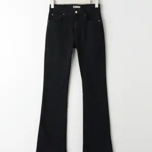 Mid waist flare jeans från Gina tricot, storlek 32 och i längden petite. Längden passar mig som är 164 så om du är 164 eller under passar längden. köpta för 500, kom privat för fler bilder💗