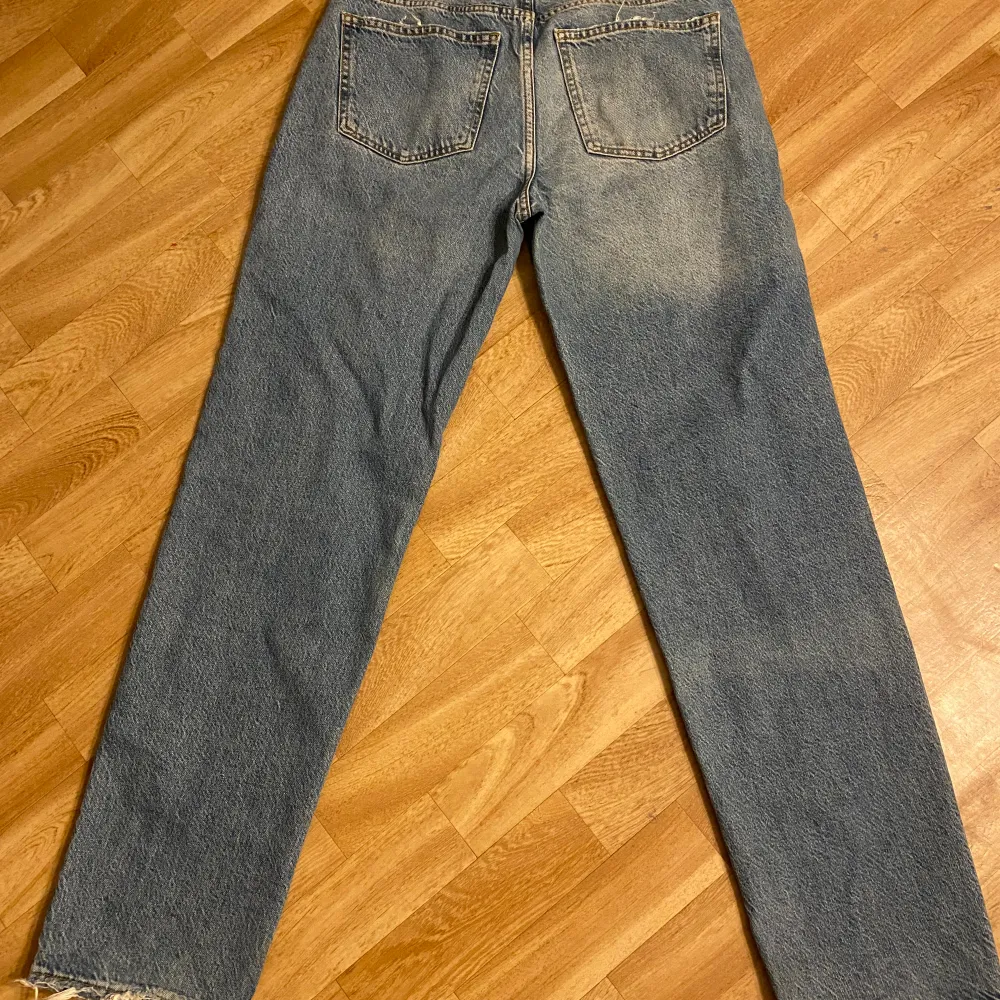 Jeans från Gina Tricot i storlek 36. Användt fåtal gånger. . Jeans & Byxor.