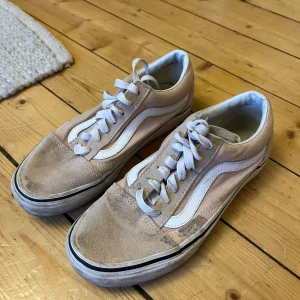 Vans skor  - Välanvända vans i smutsrosa färg. I bra skick utöver smutsig yta. 