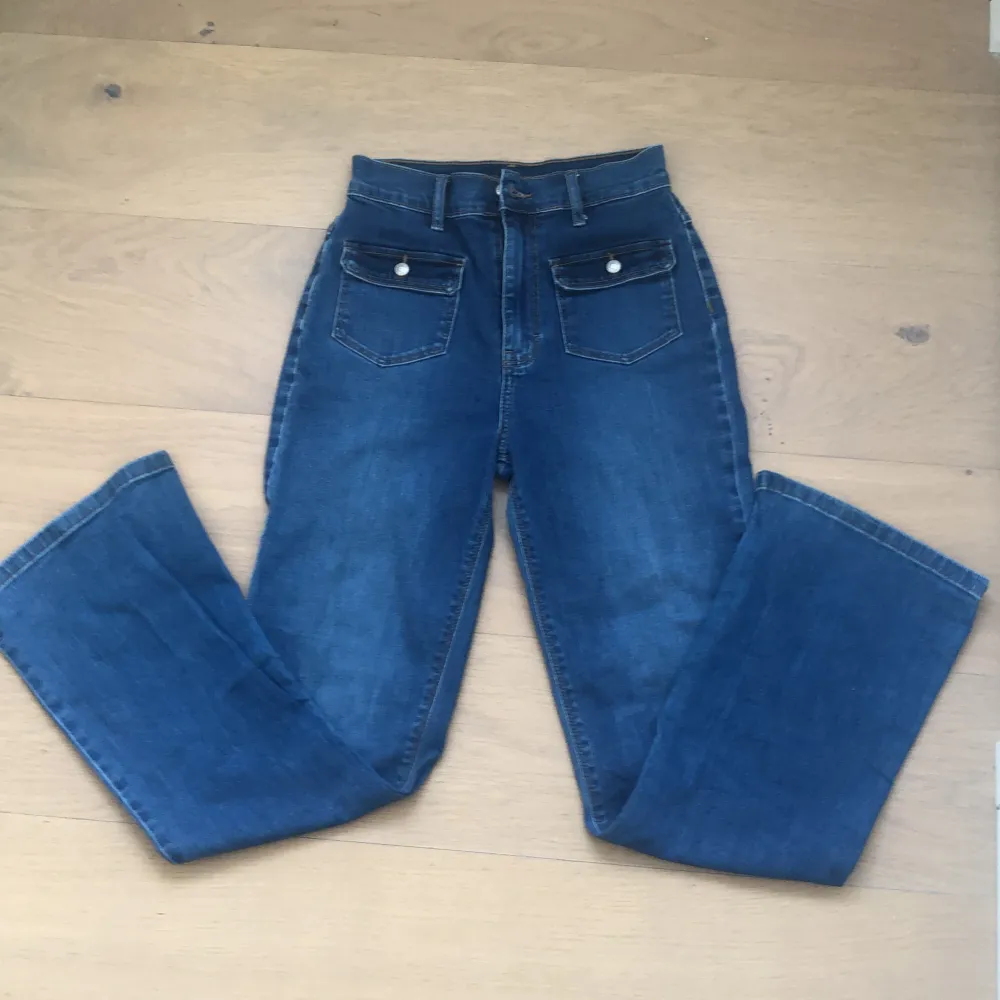 Säljer nu dessa super snygga Zadig bootcut jeans som jag köpte på barn avdelningen på nk. Säljer då dem tyvärr blivit för korta. Passar en som har xs eller är runt 13-14-15 år❤️Har ett hål på ena knät därav priset. Skriv privat för fler bilder.. Jeans & Byxor.