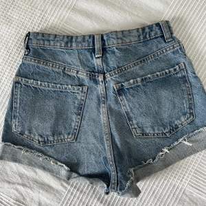 Midwaist jeans shorts från zara i storlek 34! Köptes i somras men har tyvärr blivit lite för småa