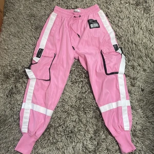 Rosa overall - Rosa neon byxor, overall, fint skick, knappt använd 