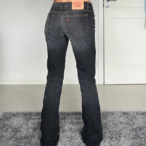 Levis - midjemått: 36cm rakt över, innerbenslängd: 80cm 💗 