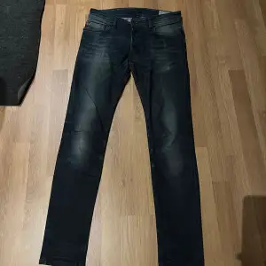 Diesel jeans herr i storlek W-28. L-32. Modellen heter slenker slim-skinny, tror jag. Ny pris ca 1299kr