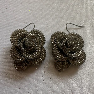 Coola örhängen  - Som nya Mycket glittriga, coola örhängen i nyskick.  I mörksilver färg 