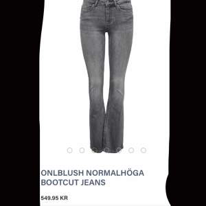 Gråa bootcut jeans från only i jätte bra skick då dom knappt är använd för jag köpte i fel storlek❣️❣️
