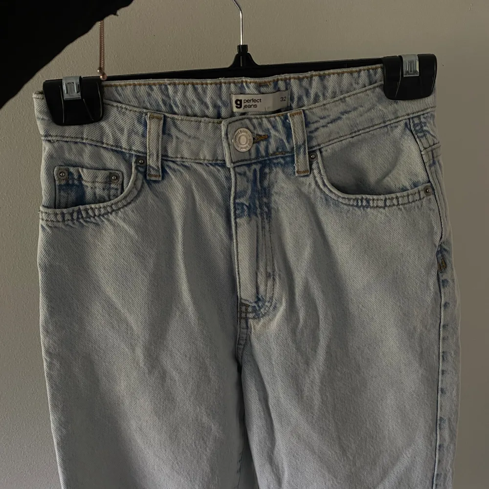 Ljusblåa Perfekt Jeans från Gina, använda några gånger och är i fint skick Storlek 32  Skriv vid fler frågor eller funderingar💕. Jeans & Byxor.