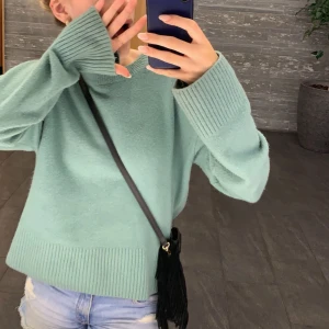 &otherstories tröja - Säljer min superfina gröna & otherstories tröja perfekt till våren. Storlek S💞