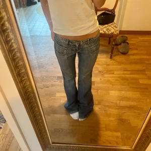 Lågmidjade bootcut jeans  - Lågmidjade bootcut jeans. Midjemått 36 cm, innerbenslängd 82 cm. Köp via köp nu❤️‍🔥❤️‍🔥