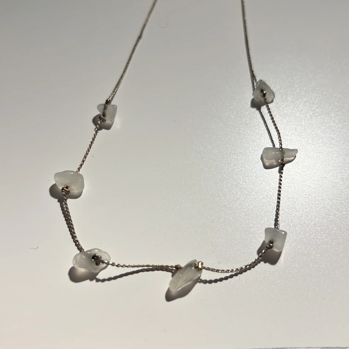 Halsband med vita stenar  - 90