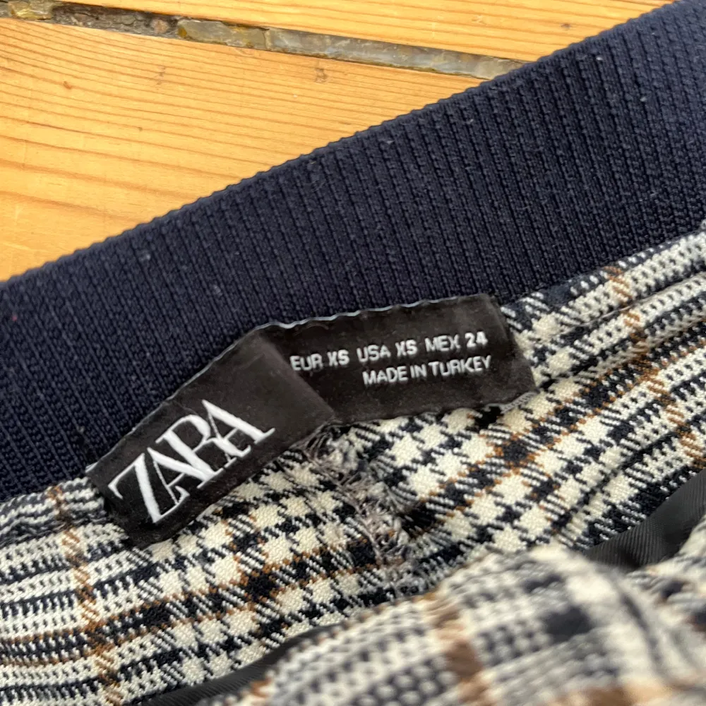 Rutig kostymbyxa Zara  Storlek xs  Finns på söder . Jeans & Byxor.