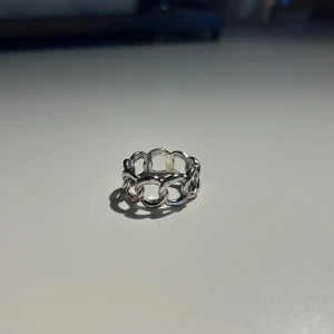 Silver ring - Säljer en silver ring för den sitter inte bra på nått av mina fingrar