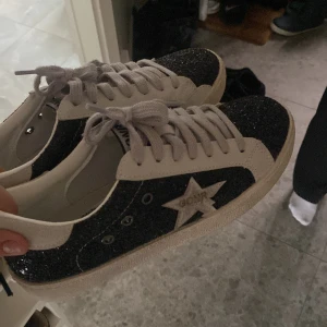 Golden goose liknande skor - Jättebra material, helt nya aldrig använda, jätte sköna. St 37 men passar 38 tror jag. Kom med pris förslag!!❤️