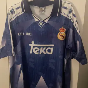 En klassisk real madrid tröja med seedorf på ryggen. En av de snyggaste de släppt som också är i toppskick. Pris kan diskuteras. :)