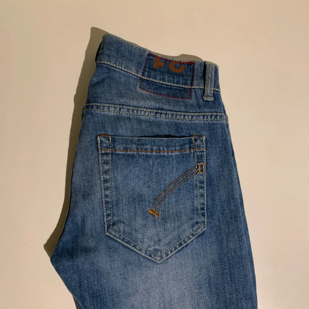 Tjena, säljer mina Dondup Jeans i den trendiga modellen George. Jeansen är knappt använda, cond 9/10. Nypris: 3200kr, hör av er vid minsta intresse//Vilmer. Jeans & Byxor.