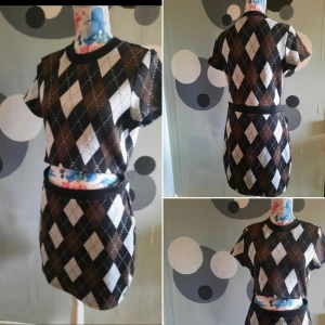 Klänning med magglipa stl 38/40 - Fin klänning med liten glipa vid magen. Fint skick använd fåtal gånger hittar inget att anmärka på. 