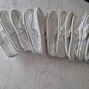 Tofflor för inomhusbruk  - Härliga spatofflor för inomhusbruk. 17 par. Säljer allt för 150 kr.