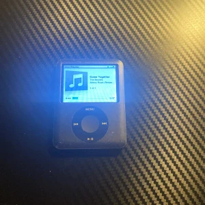iPod  - Helt okej skick. Ny pris på amazon 4500kr. Finns hur många låtar som helst.Kommer med laddare till.