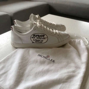 Moncler skor - Tja, säljer nu mina moncler skor som knappt är använda. Skicket är ungefär 9/10. 