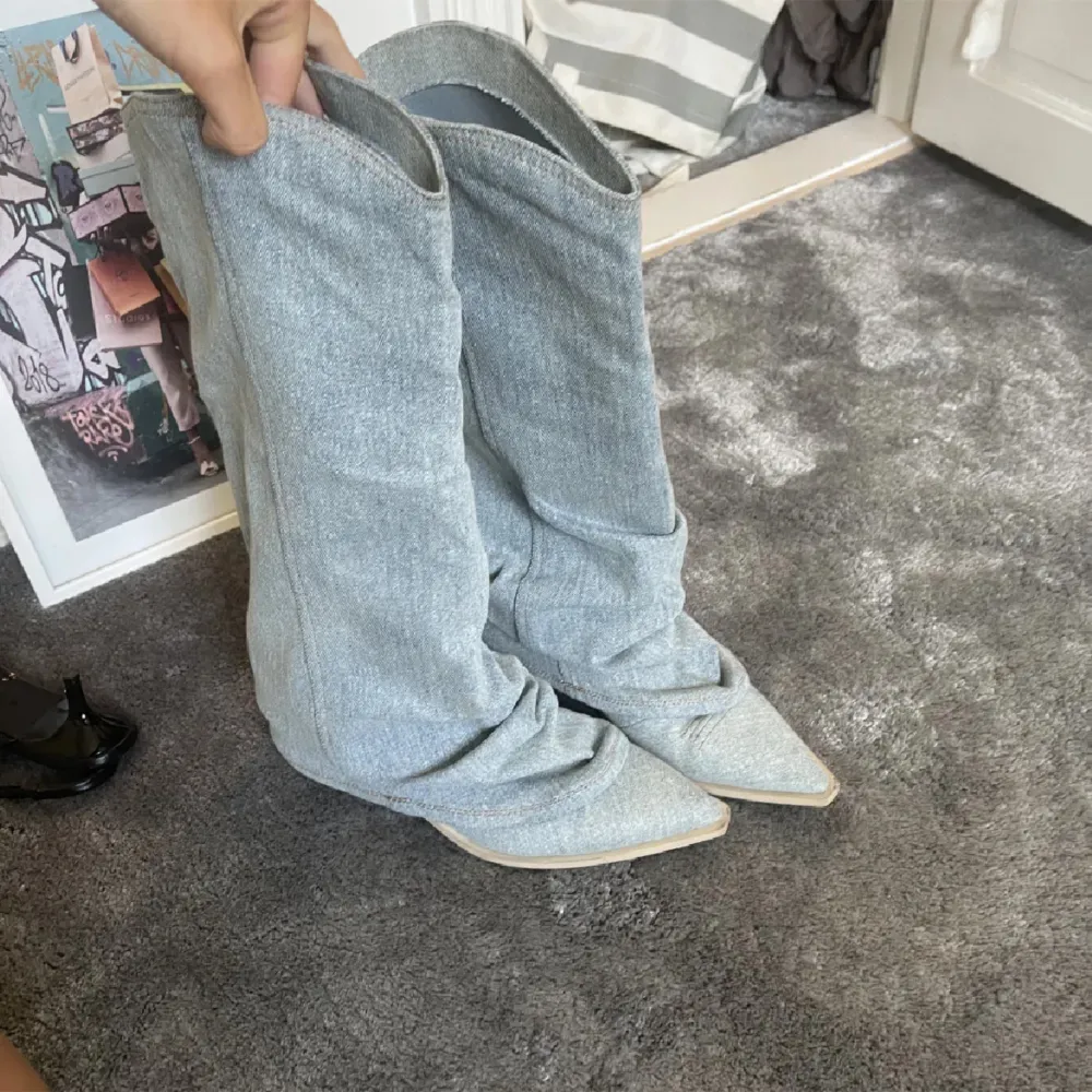 Coola boots i jeans i stl 40, 600+frakt lånade bilder . Skor.
