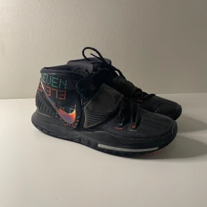 Kyrie 6 ”Shot Clock” basketskor - Storlek 44, ord.Pris är runt 2500 kr, bra skick men har några defekter vid märket och skosnörena men har inte använt så länge då de har blivit för små.