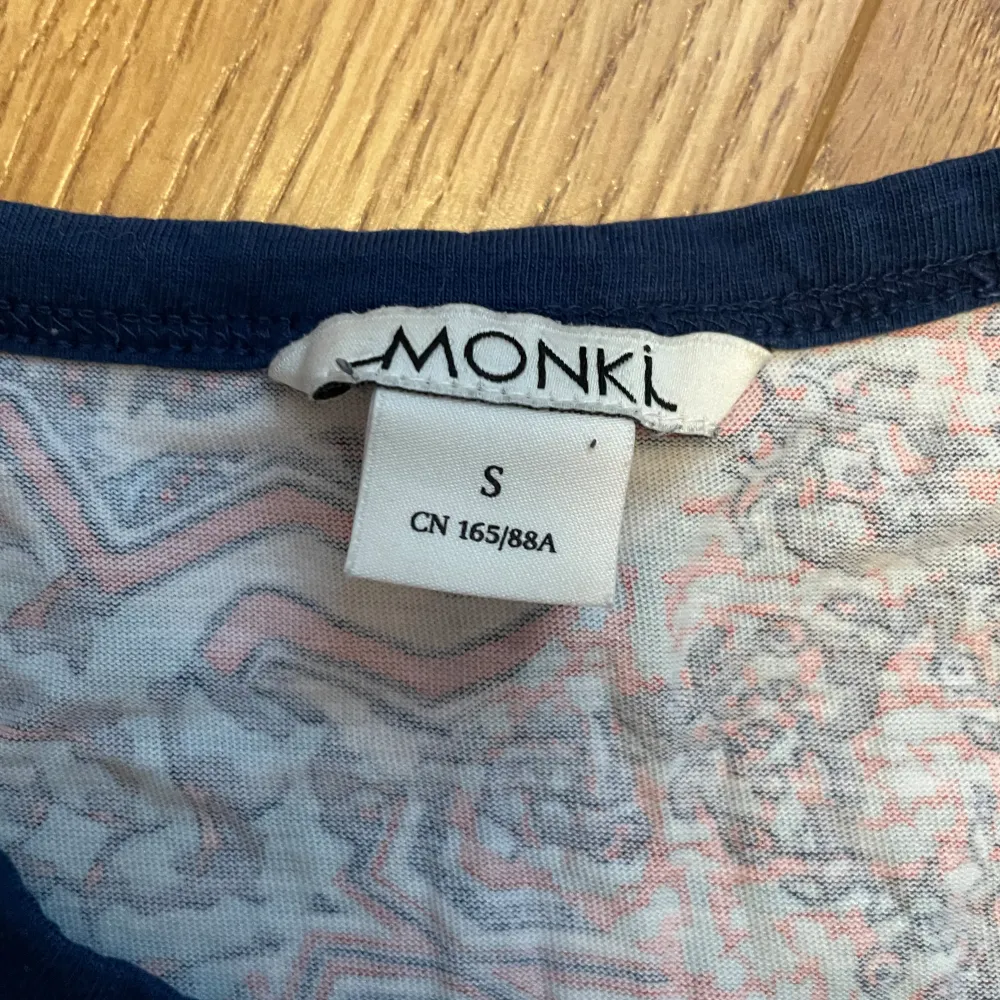 Färgglad t-shirt från Monki i storlek S.. T-shirts.
