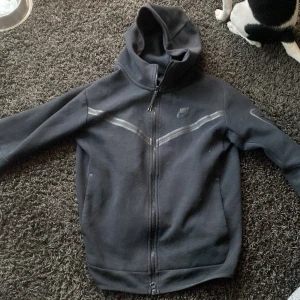 Nike tech - Säljer min Nike tech storlek s skick 8/10 äkta såklart. 