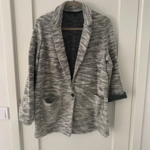 Kavaj kappahl L  - Säljer denna fina kavat som ska vara något oversize. Fin struktur på materialet. Med fickor framtill. Man kan ha den uppvikt eller helt nedfällda ärmar. 
