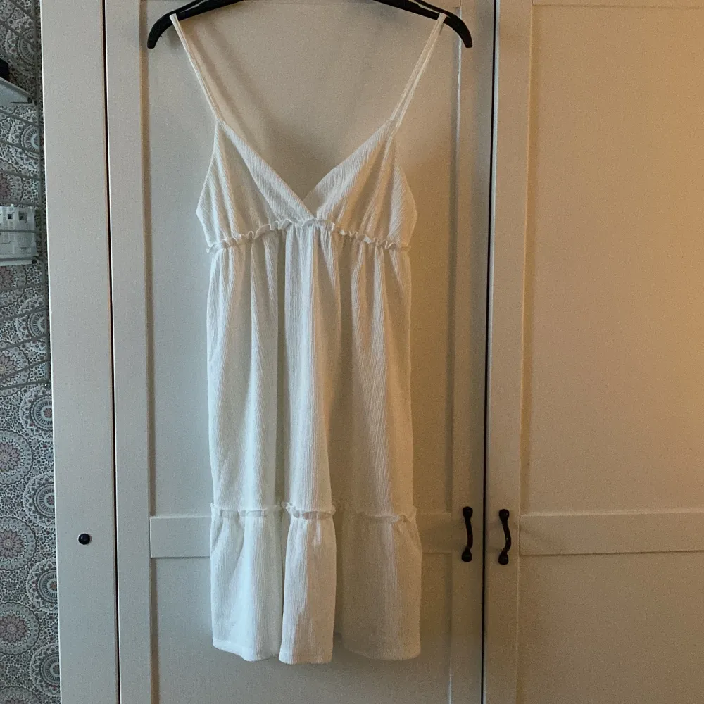 Supersöt vit klänning från hm perfekt till sommaren🫶🏼. Klänningar.
