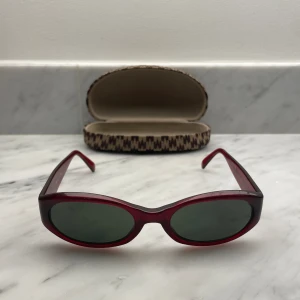 Giorgio Armani solglasögon vintage  - Kula solglasögon i okej skick, med fodralet, vintage 