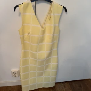 Klänning  - Det är klänning är S storlek. Använder några gånger. Det helt ny.