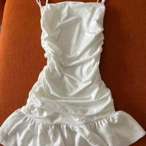 Vit kort kläning - Så fin sommar kläning/ skolavslutningsklänning!🩷Jätte fint material och väldigt skön! Kontakta mig om ni har några frågor!!💕💕Står inte för postens slarv och tar inge returer🩷