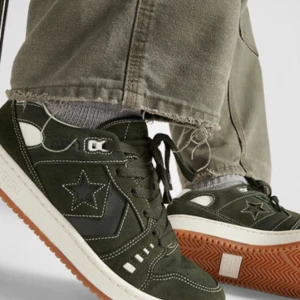 CONS AS1-PRO - Skateskor som inte går att beställa till sverige. Innermåtter är 22,5 som ni ser på bilden storlek 37 men små och tighta. Använda en gång. Förutom creasen som nya. Du kan köpa båda Cons As1PRO som jag säljer tillsammans för 1300🤝🤝