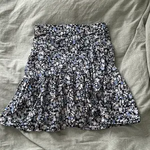 Blommig kjol från Lindex i storlek XS, sparsamt använd. Pris: 100 kr + frakt😊