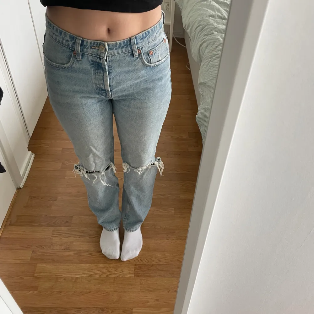 Jättesnygga Zara jeans med ett hål på vardera knä ✨Perfekta till våren 🧸. Jeans & Byxor.