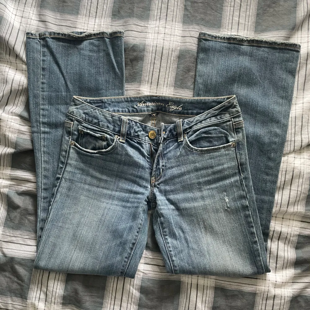 Lågmidjade raka jeans från American eagle ❤️ Midjemått 38cm Innerbenslängd 78cm. Jeans & Byxor.