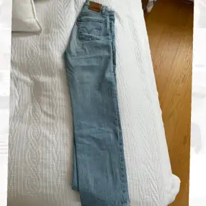 Så fina jeans som sitter otroligt fint på. Säljer pga att de inte passar mig längre.