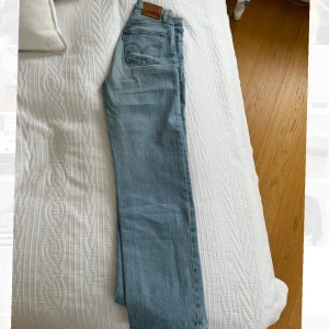 Levis jeans - Så fina jeans som sitter otroligt fint på. Säljer pga att de inte passar mig längre.