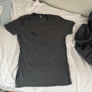 adidas t-shirt - adidas tshirt,skick 10/10 inga hål eller märken.