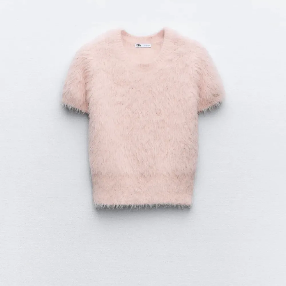 Säljer denna snygga trendiga kortärmade tröjan från Zara då jag inte andvänder den längre, i bra skick 💘 för bilder kom privat ❤️, pris kan diskuteras.. Stickat.
