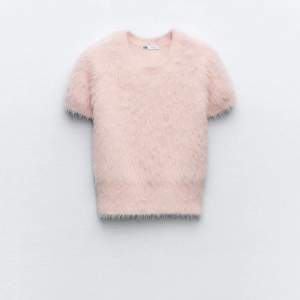 Säljer denna snygga trendiga kortärmade tröjan från Zara då jag inte andvänder den längre, i bra skick 💘 för bilder kom privat ❤️, pris kan diskuteras.