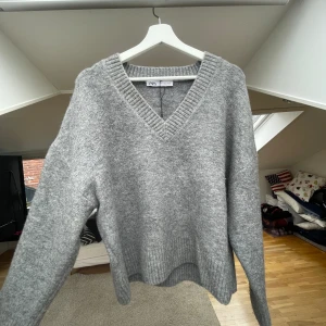 Stickad grå v-ringad tröja - Fint stickad grå tröja som är V-ringad ifrån Zara, storlek L men skulle säga att den även passar M. Knappt använd, inte nopprig, inga defekter. Använd gärna ”köp nu”💓