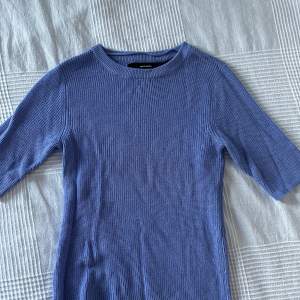 Lila/blå Stickad t-shirt i storlek xs. Aldrig använd.