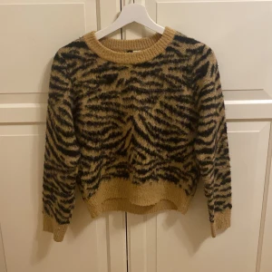 Stickad tiger mönstrad tröja 🐅  - 🐅 En så så snygg och trendig stickad tiger tröja😍 Tycker är så så fin men har inte kommit till så mycket användning då den varit för liten💕 Galet snyggt till tex skinnbyxor men annars passar till allt!! 🐅😍