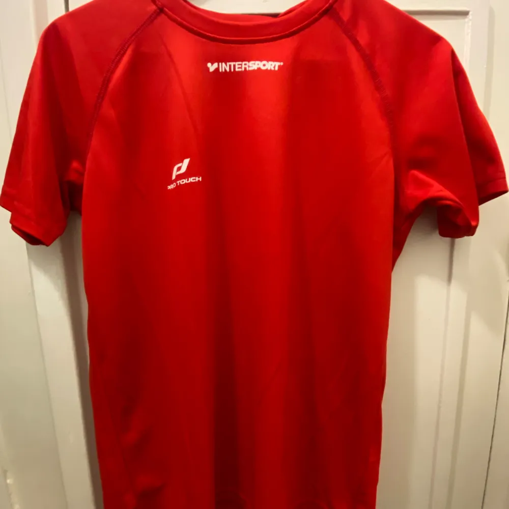 Använd fåtal gånger!  Pro touch Röd           T-shirt Storlek: 164 Shorts Storlek: 160 . T-shirts.