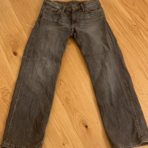 Jeans - Gråa jeans från weekday. Använda cirka tre gånger så nästan nyskick. Säljer då de är för små. Nypris 500kr.