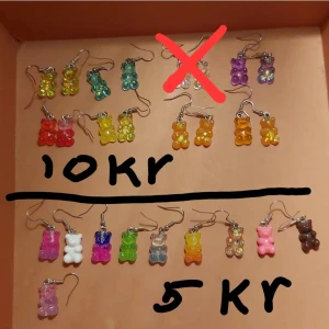 Gummibjörn örhängen  - Söta handgjorda örhängen med gummibjörnar! Alla finns kvar utom de överkryssade. 5 kr för en ensam (de där nere) 10 kr för ett par (de där uppe).  Se bild 2 för fler priser!