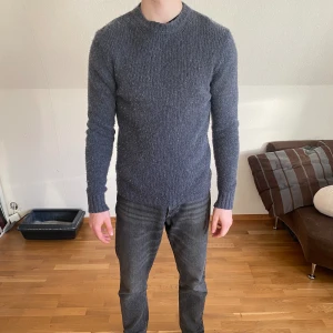 Stickad tröja från NK - Stickad tröja från Paul & Friends, bra skick men använd. Perfekt för senare vår kvällar och sena sommarkvällar, kashmirblandning. Modellen är 185. Hör av er vid funderingar!